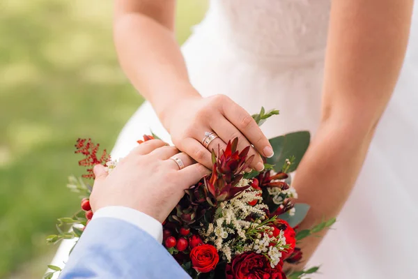Close Mãos Masculinas Femininas Com Anéis Segurando Belo Buquê Casamento — Fotografia de Stock