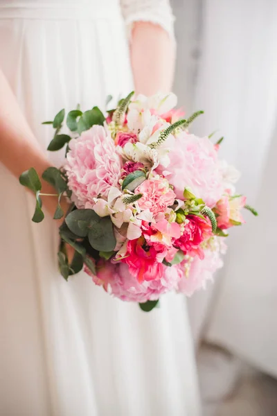 Close Mãos Femininas Segurando Lindo Buquê Casamento Flores Coloridas — Fotografia de Stock