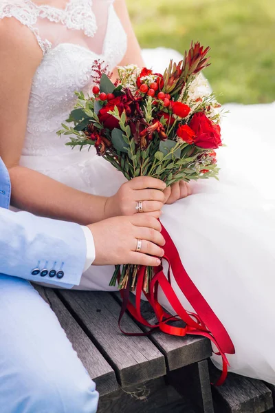 Close Mãos Masculinas Femininas Segurando Belo Buquê Casamento Flores Brancas — Fotografia de Stock