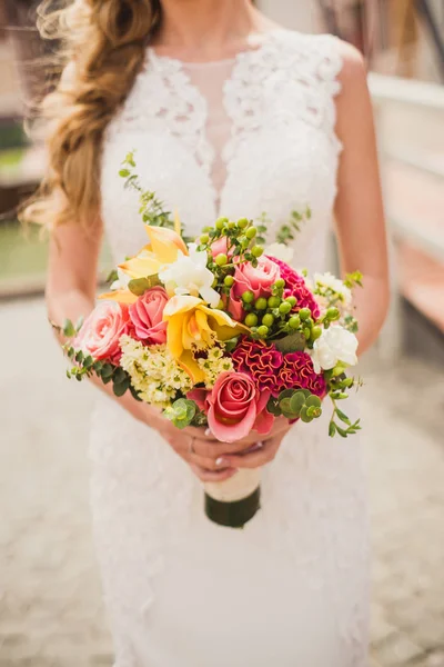 女性両手で美しいウェディング ブーケ色の花のクローズ アップ — ストック写真