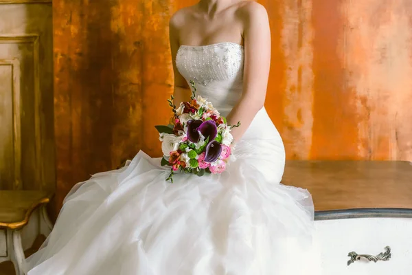 Primer Plano Las Manos Femeninas Con Hermoso Ramo Flores Colores — Foto de Stock