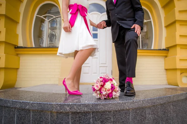 Close Pernas Masculinas Femininas Com Belo Buquê Casamento Livre — Fotografia de Stock