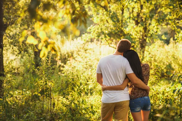 Foto Vista Posterior Pareja Joven Abrazándose Aire Libre Jardín Verde —  Fotos de Stock