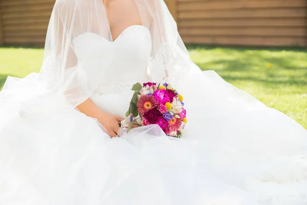 Nahaufnahme Weiblicher Hände Mit Wunderschönem Brautstrauß Aus Farbigen Blumen — Stockfoto