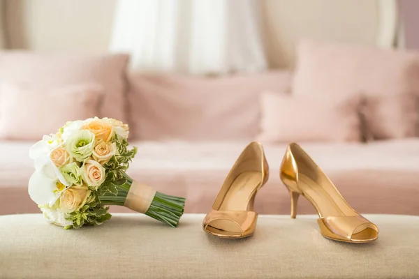 Close Belo Buquê Casamento Flores Brancas Com Sapatos Dourados Noiva — Fotografia de Stock