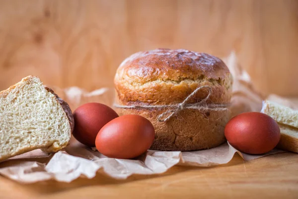 Close Van Traditionele Zelfgemaakte Cake Met Gekleurde Eieren Perkament Papier — Gratis stockfoto