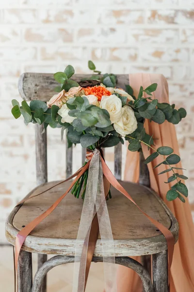 Close Foto Lindo Buquê Casamento Flores Fundo Cadeira Madeira — Fotografia de Stock