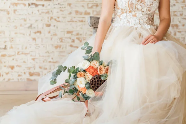 Close Fêmea Segurando Lindo Buquê Casamento Flores Coloridas — Fotografia de Stock