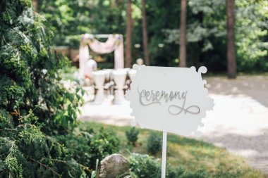 Düğün kemer arka plan üzerinde törenle yazı ile işareti görünümünü