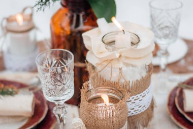 Vintage çanak ve yanan mum kavanozlara rustik tablo görünümünü kapat