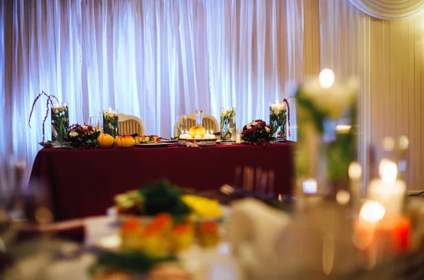 Vista Mesa Casamento Decorada Com Flores Velas Acesas — Fotografia de Stock