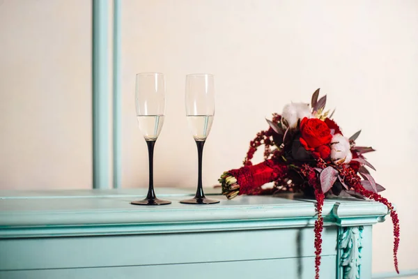 Červené Svatební Kytici Stůl Dvěma Sklenkami Šampaňského — Stock fotografie