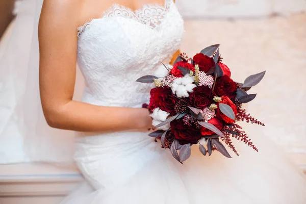 Braut Brautkleid Mit Rotem Brautstrauß — Stockfoto