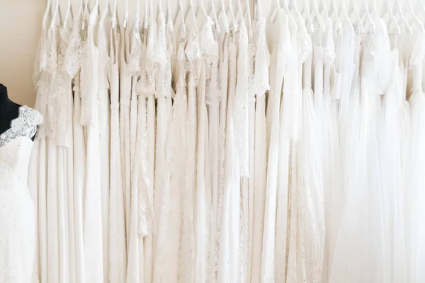 Белые Элегантные Свадебные Платья Свадебном Магазине — стоковое фото