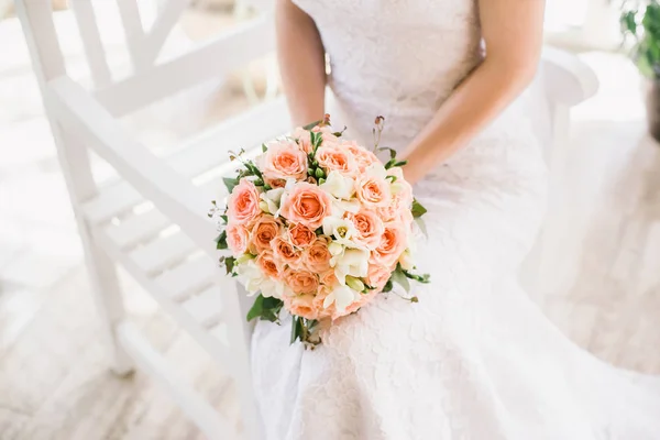 Noiva Vestido Branco Segurando Elegante Buquê Casamento Com Rosas Laranjas — Fotografia de Stock