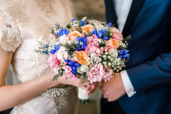 Elegant Bride Holding Wedding Bouquet Spring Flowers — Stock Photo, Image