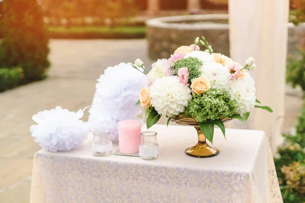 結婚式のテーブルの上にガラス花瓶の柔らかい春の花束 — ストック写真