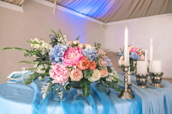 Hochzeitstisch Dekoriert Mit Wunderschönen Blumensträußen Und Kerzen Vintage Kerzenständern — Stockfoto