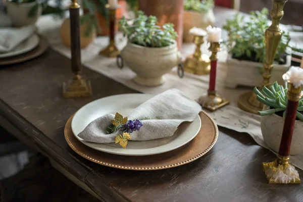 Vintage Stilvolles Geschirr Auf Festlichem Tisch Mit Alten Kerzenleuchtern Und — Stockfoto