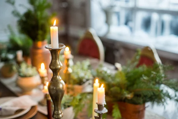 Nahaufnahme Brennender Kerzen Kerzenständern Auf Festlichem Tisch Mit Floralen Kompositionen — Stockfoto
