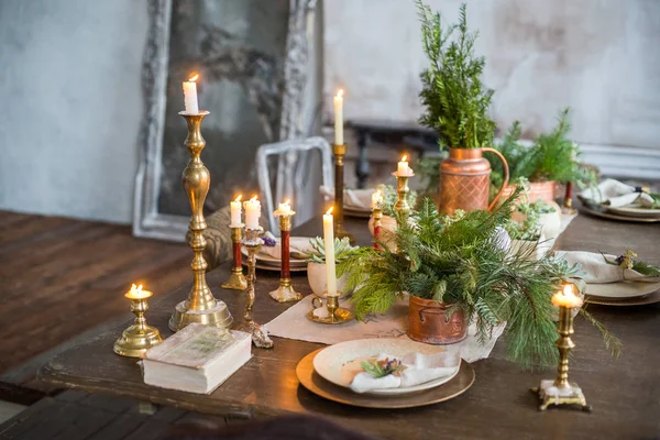 Veduta Del Tavolo Festivo Con Candelieri Vintage Piante Vaso Composizioni — Foto Stock