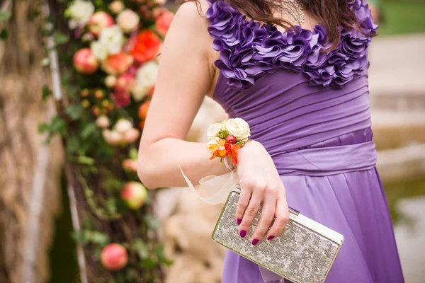 Dama Honra Vestido Violeta Com Boutonniere Mão Com Flores Borradas — Fotografia de Stock