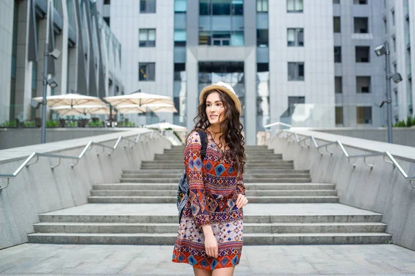 Sokakta Şehir Yürüyüş Sırasında Poz Renkli Elbiseli Genç Kadın — Stok fotoğraf