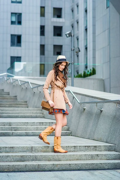 Genç Kadın Palto Şapka Şehir Yürüyüş Sırasında Poz — Stok fotoğraf