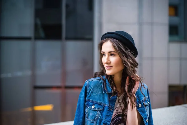 Kot Ceket Şehir Yürüyüş Sırasında Poz Şapka Genç Kadın — Stok fotoğraf
