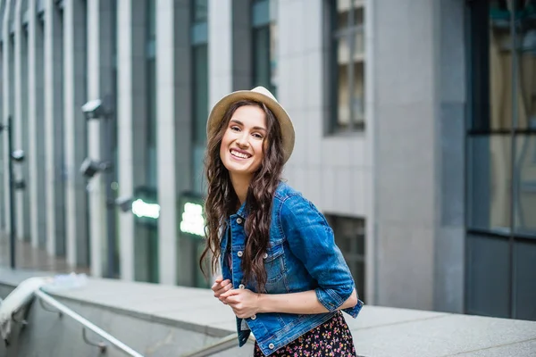 Молодая Женщина Джинсовой Куртке Шляпе Позирует Время Прогулки Городу — стоковое фото