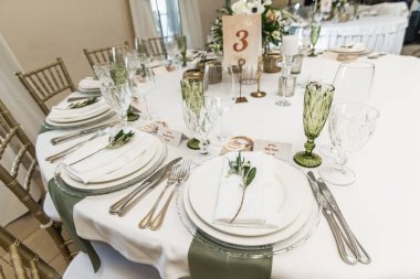 Görünümünü kopmuş ve dekore edilmiş restoran tablolarda düğün