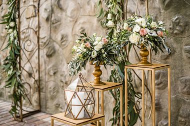 Taze pastel çiçek ve mum düğün kemer karşı çiçek dekorasyon 