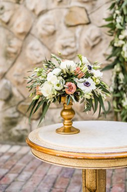 Masaya taze pastel çiçek çiçek düğün dekorasyonu