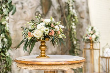 Masaya taze pastel çiçek çiçek düğün dekorasyonu