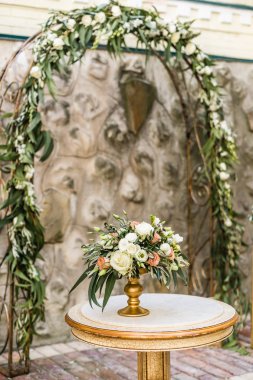 Düğün kemer karşı taze pastel çiçek çiçek dekorasyonu 