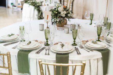 Görünümünü kopmuş ve dekore edilmiş restoran tablolarda düğün