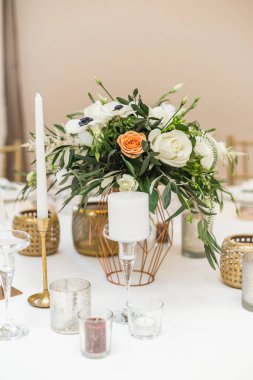 Çiçek düğün süslemeleri masada yakın çekim