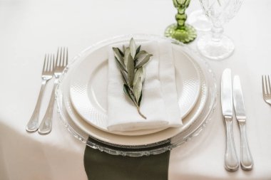 Hizmet ve dekore edilmiş düğün tablosunu kapat 