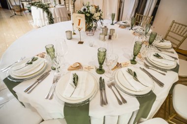 Görünümünü kopmuş ve dekore edilmiş restoran tablolarda düğün