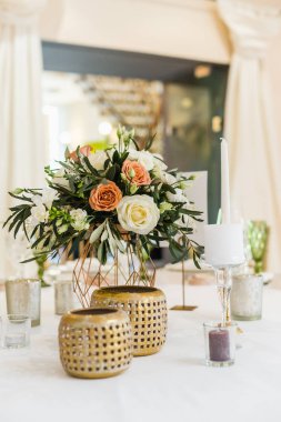 Çiçek düğün süslemeleri masada yakın çekim