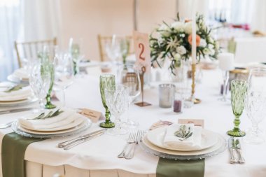 Hizmet ve dekore edilmiş düğün tablosunu kapat 