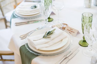 Hizmet ve dekore edilmiş düğün tablosunu kapat 