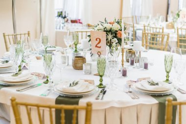 Görünümünü kopmuş ve dekore edilmiş restoran tablolarda düğün