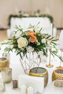 Çiçek düğün süslemeleri masada yakın çekim