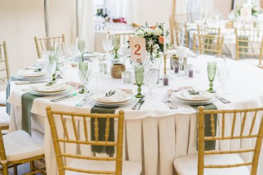 Görünümünü kopmuş ve dekore edilmiş restoran tablolarda düğün