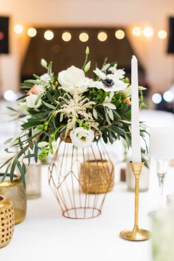 Çiçek düğün süslemeleri masada yakın çekim