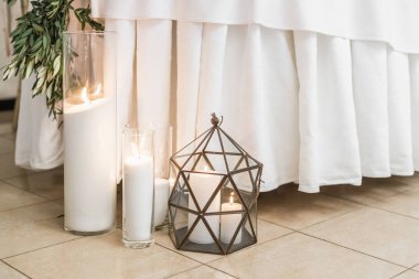 Çiçek düğün süslemeleri ve mum flooor yakın