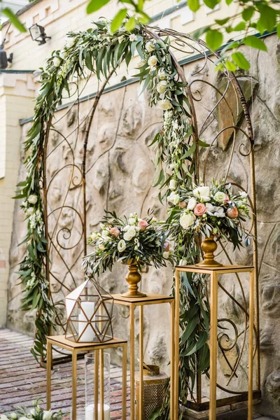 Decoração Floral Com Flores Frescas Pastel Velas Perto Arco Casamento — Fotografia de Stock
