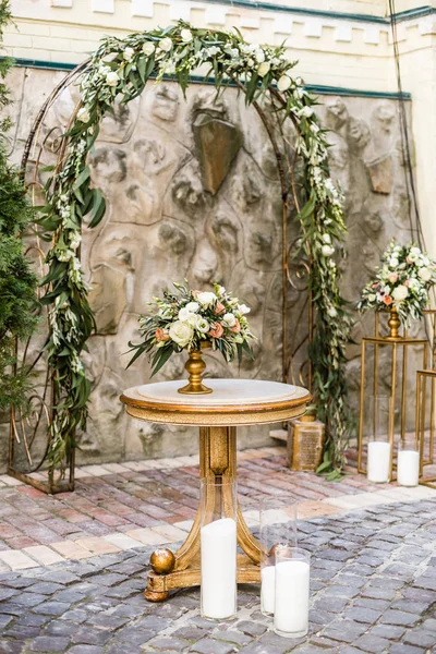 Decoração Floral Com Flores Frescas Pastel Velas Contra Arco Casamento — Fotografia de Stock