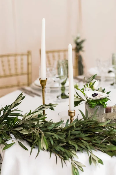 Nahaufnahme Von Floralen Hochzeitsdekorationen Auf Dem Tisch — Stockfoto